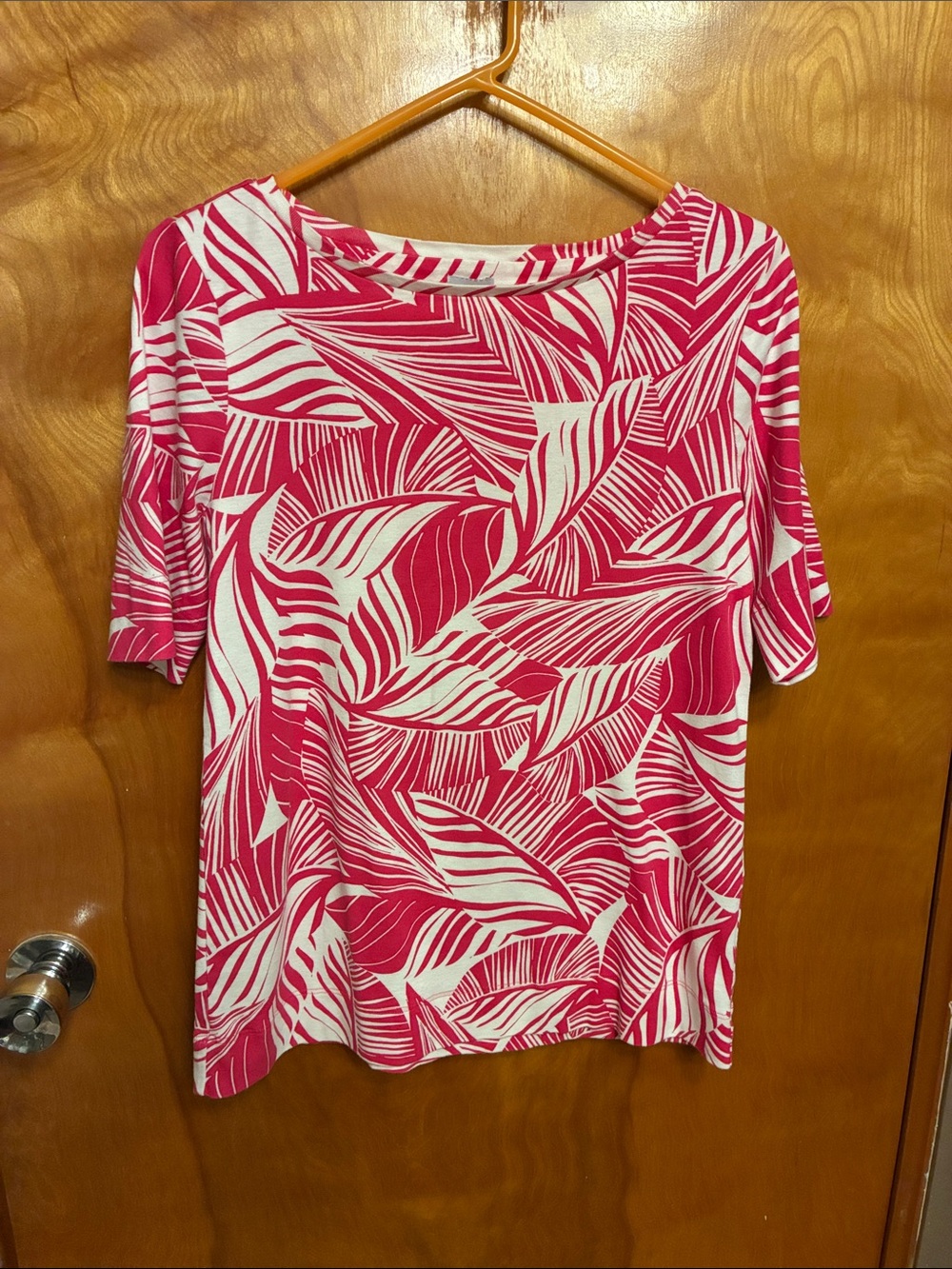 CHICO’S. Bright Pink and White Leaf-Print Short Sleeve Top. Size 1.  100% cotton